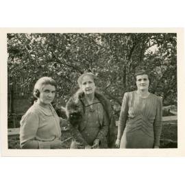 Jessie, Marion and Nell Stimson at Rugby Villa
